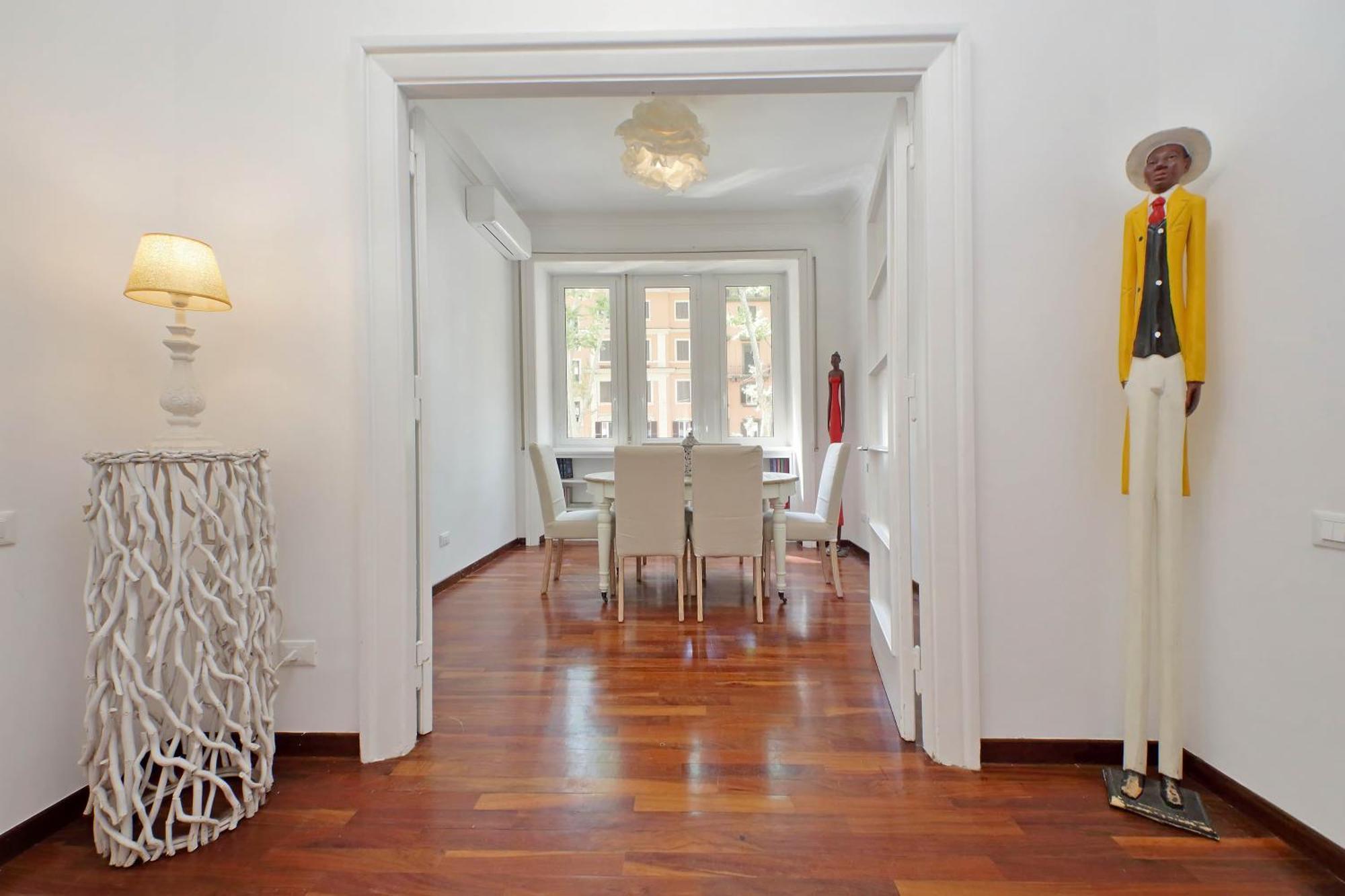 Charme E Style: Splendid With 2 Bedrooms Roma