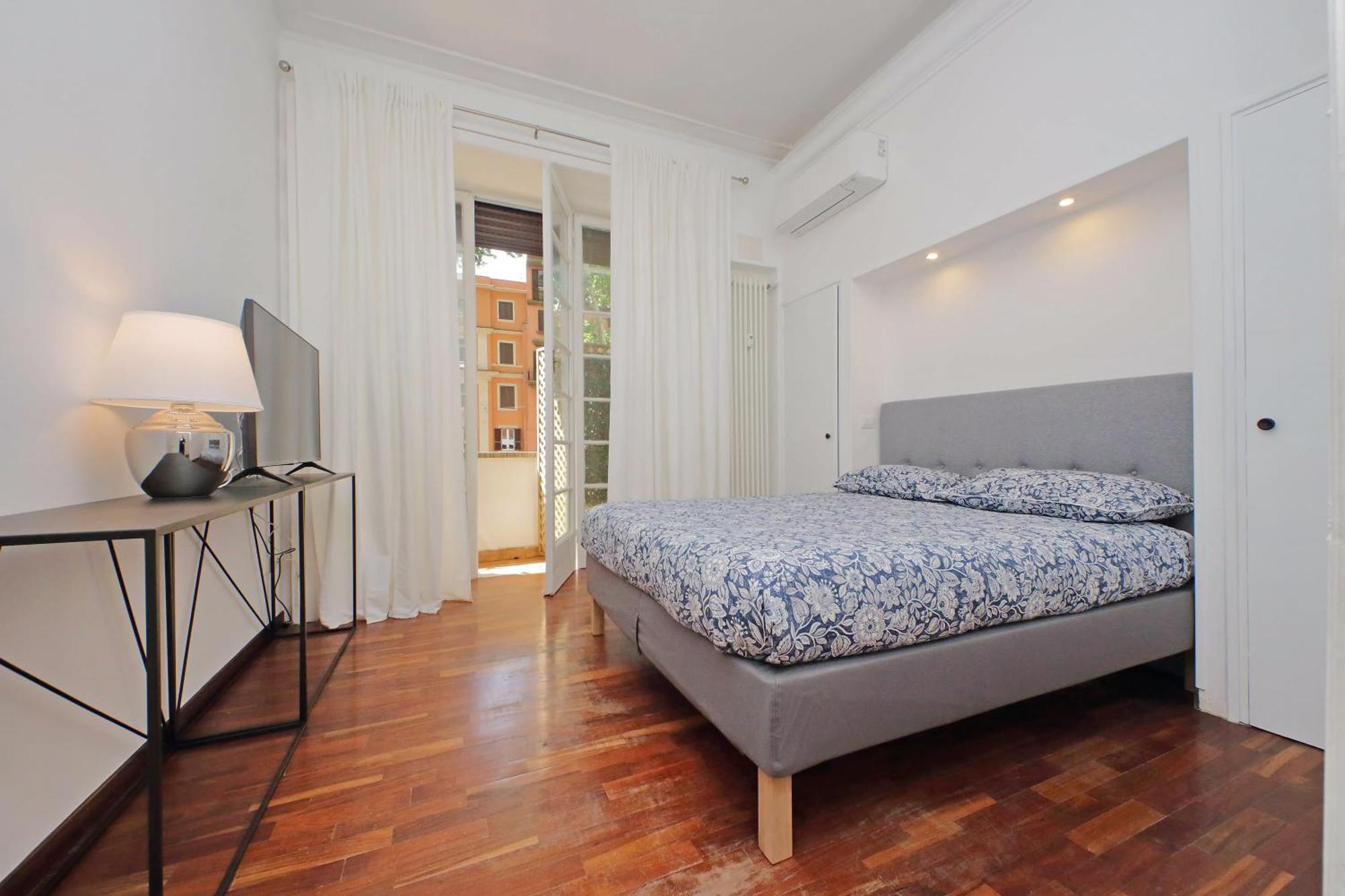Appartamento Charme E Style: Splendid With 2 Bedrooms Roma